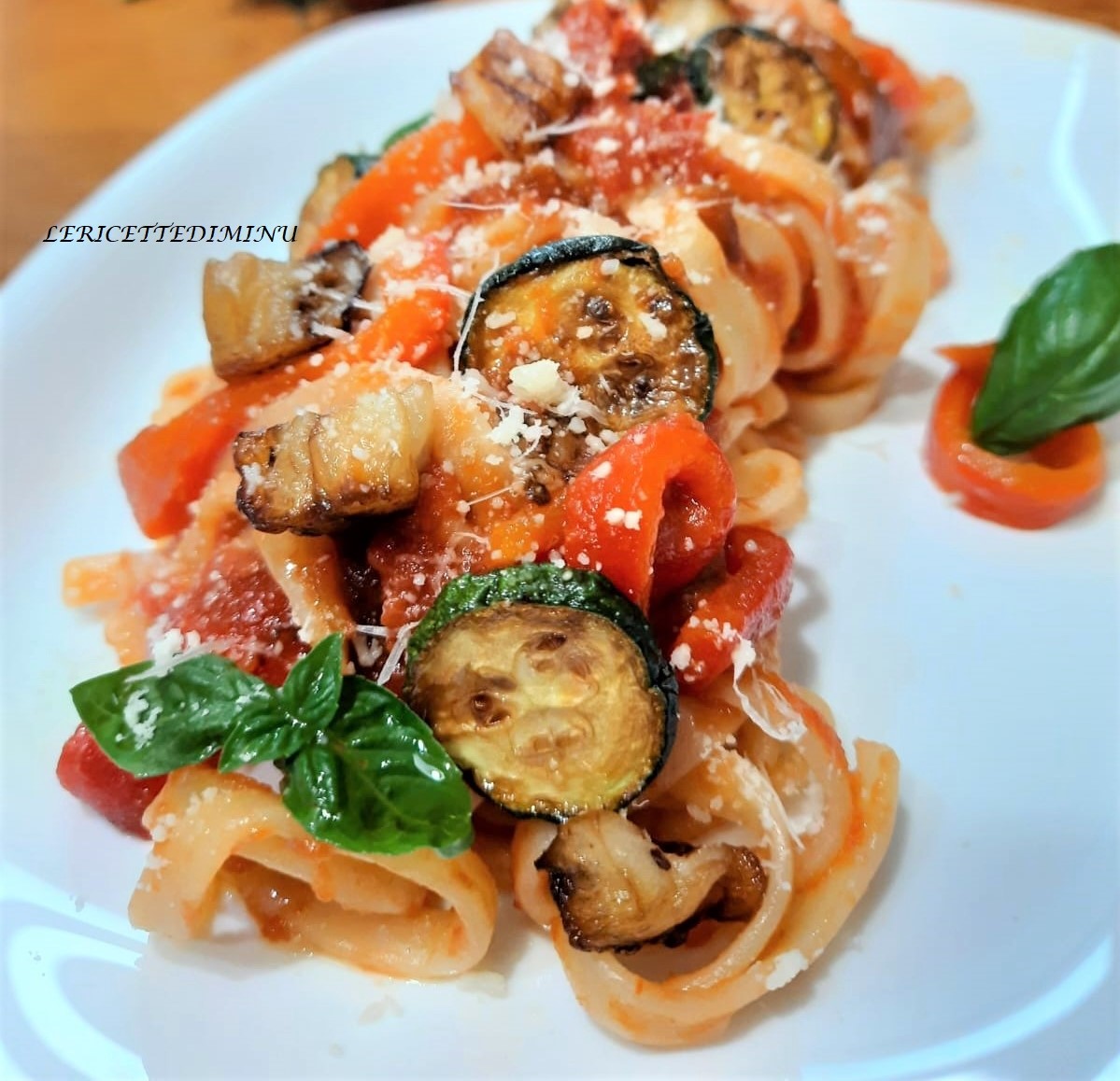 Pasta met paprika, courgette en aubergine