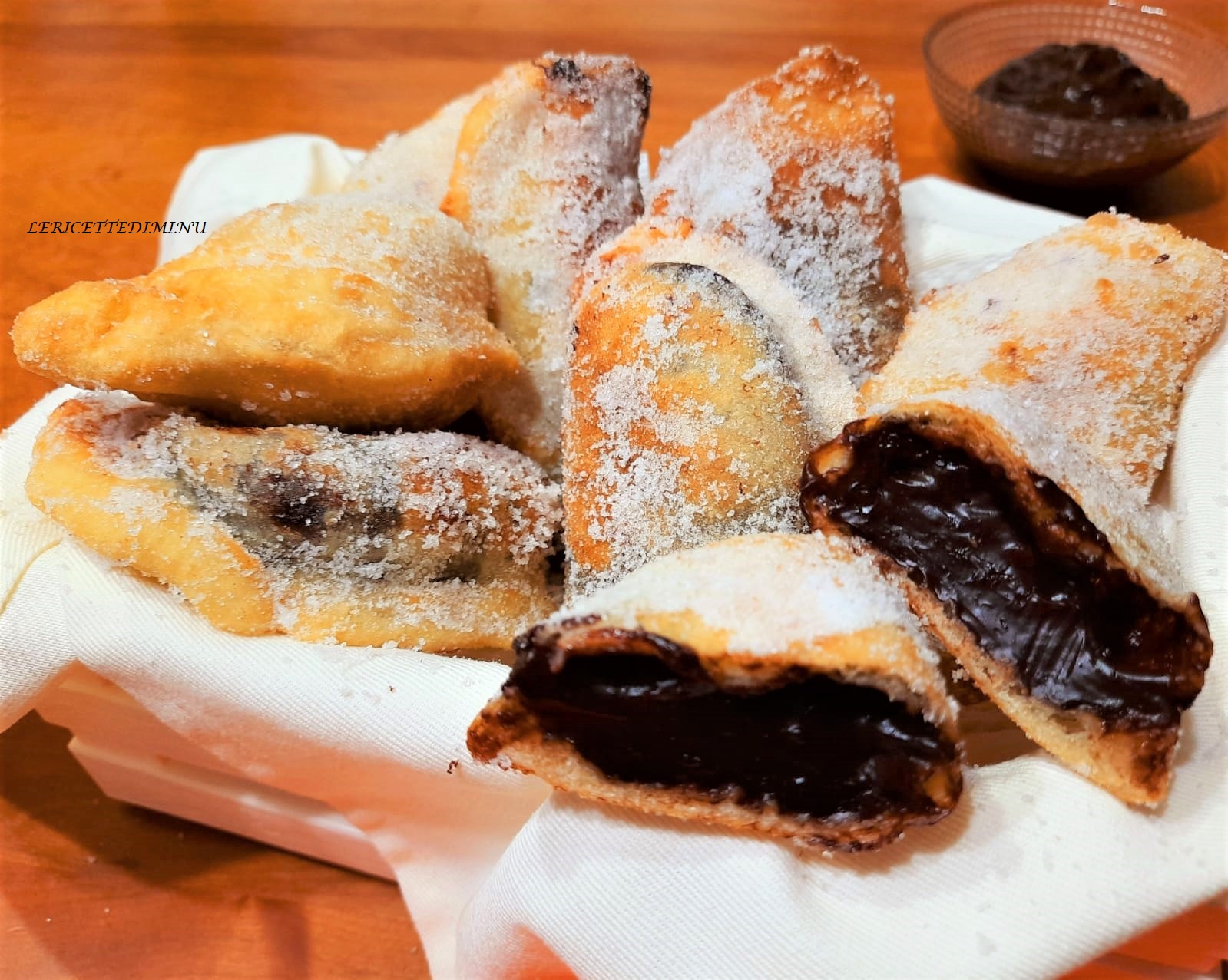 Oliebollen van brooddeeg en chocoladeroom