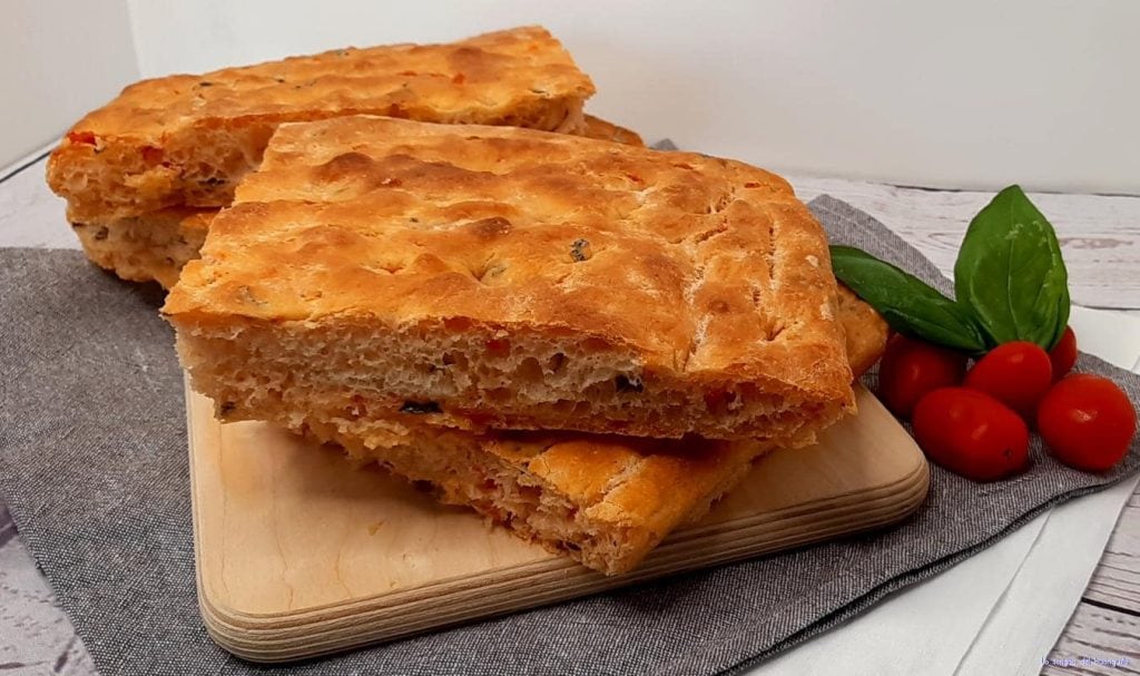 Focaccia met kerstomaten en basilicum