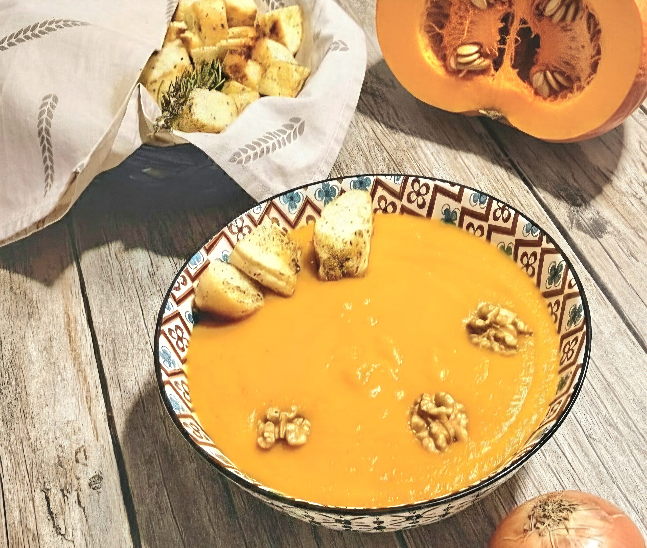 Pompoenvelouté met walnoten en croutons