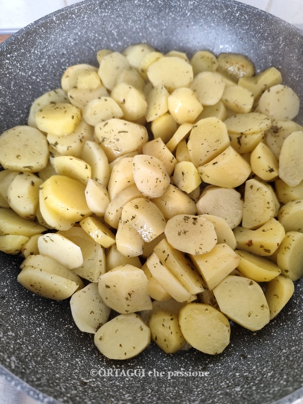 kook de aardappelen in plakjes in de pan