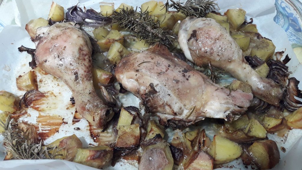 Kip uit de oven met aardappelen en uien