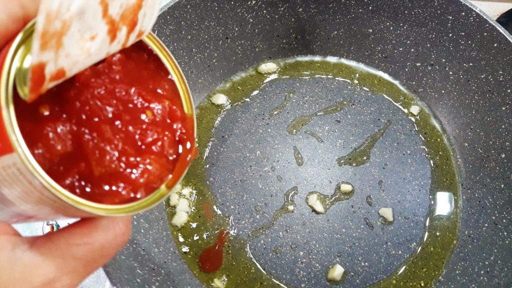 knoflook olie stukjes tomatenpuree