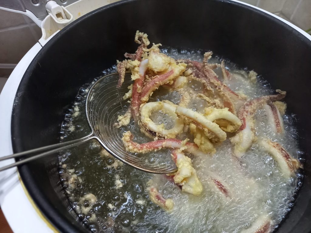 Hoe maak je gefrituurde calamares op Messinese wijze