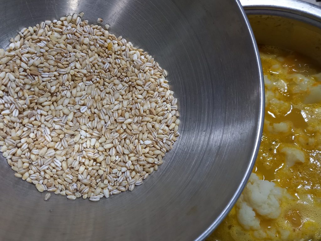 Gerst met bloemkool en groentebouillon