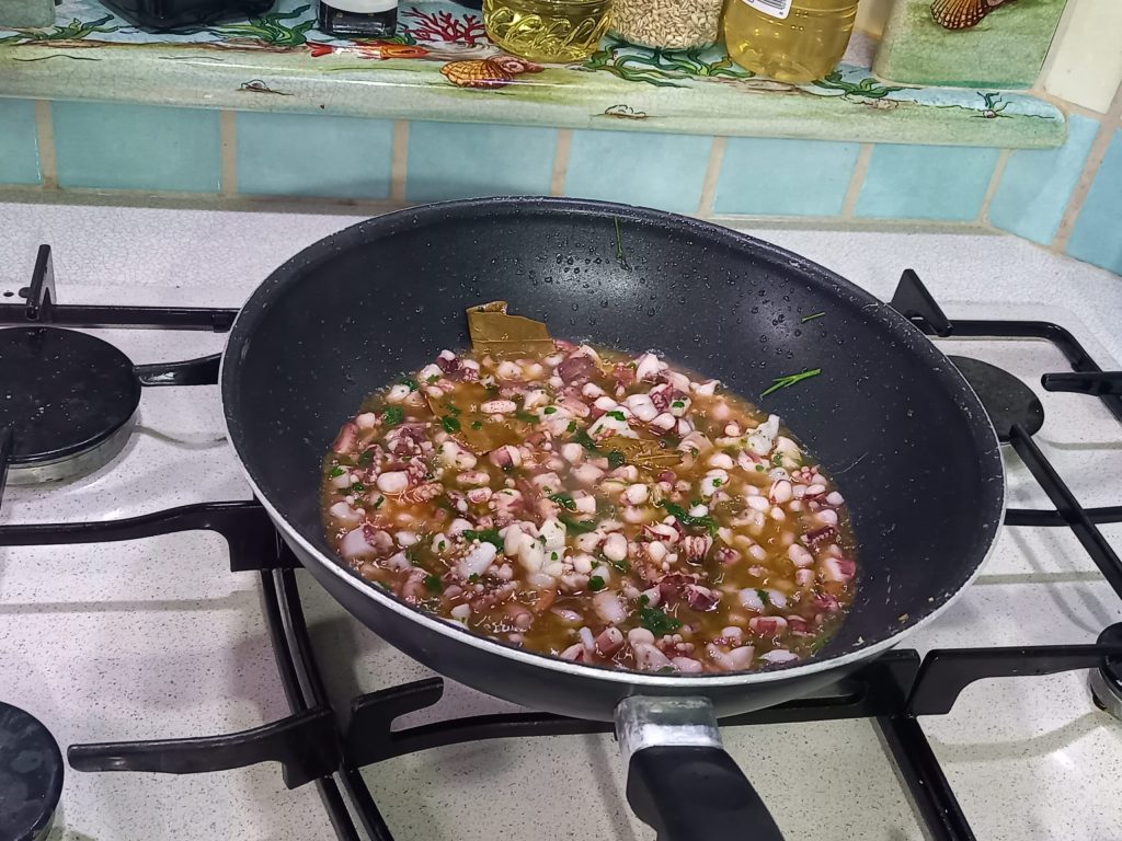 Gebakken gevulde pijlinktvissen en calamari