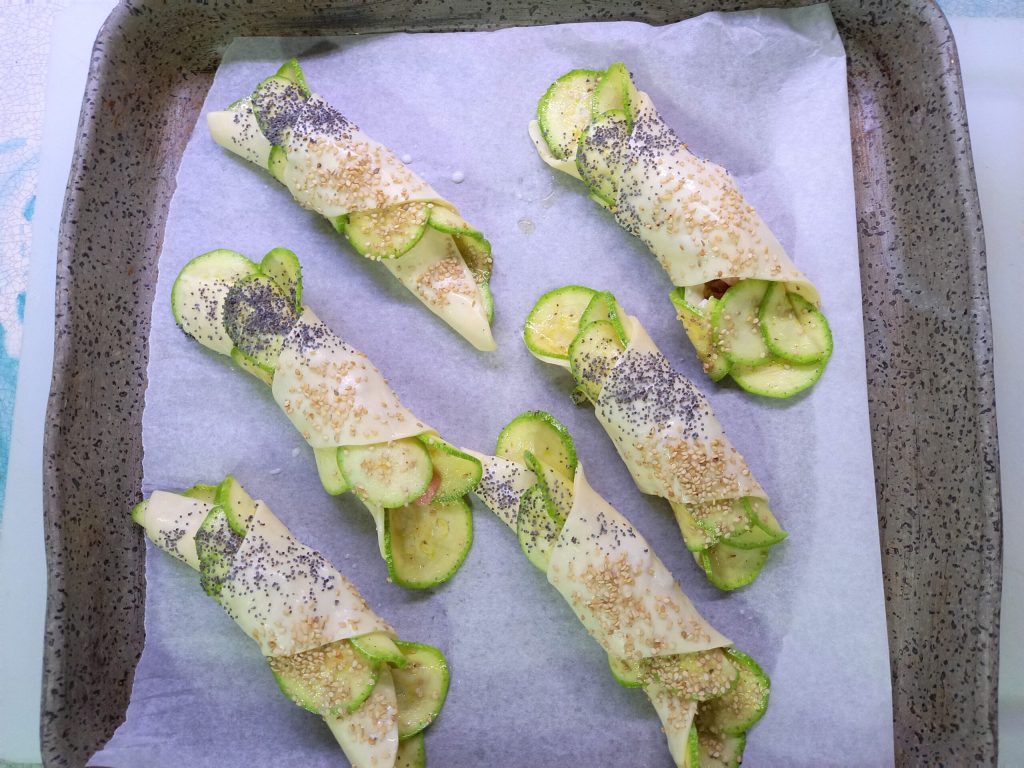 Hartige bladerdeeghoorntjes met courgette