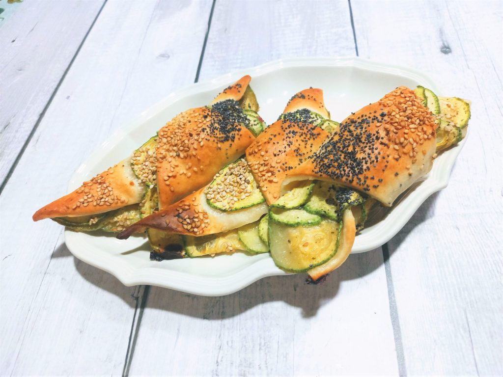 Hartige bladerdeegcroissants met courgette