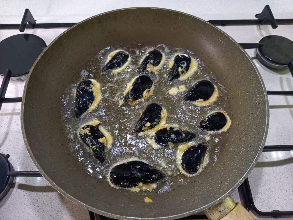 Gevulde mosselen in de pan of gestoomd