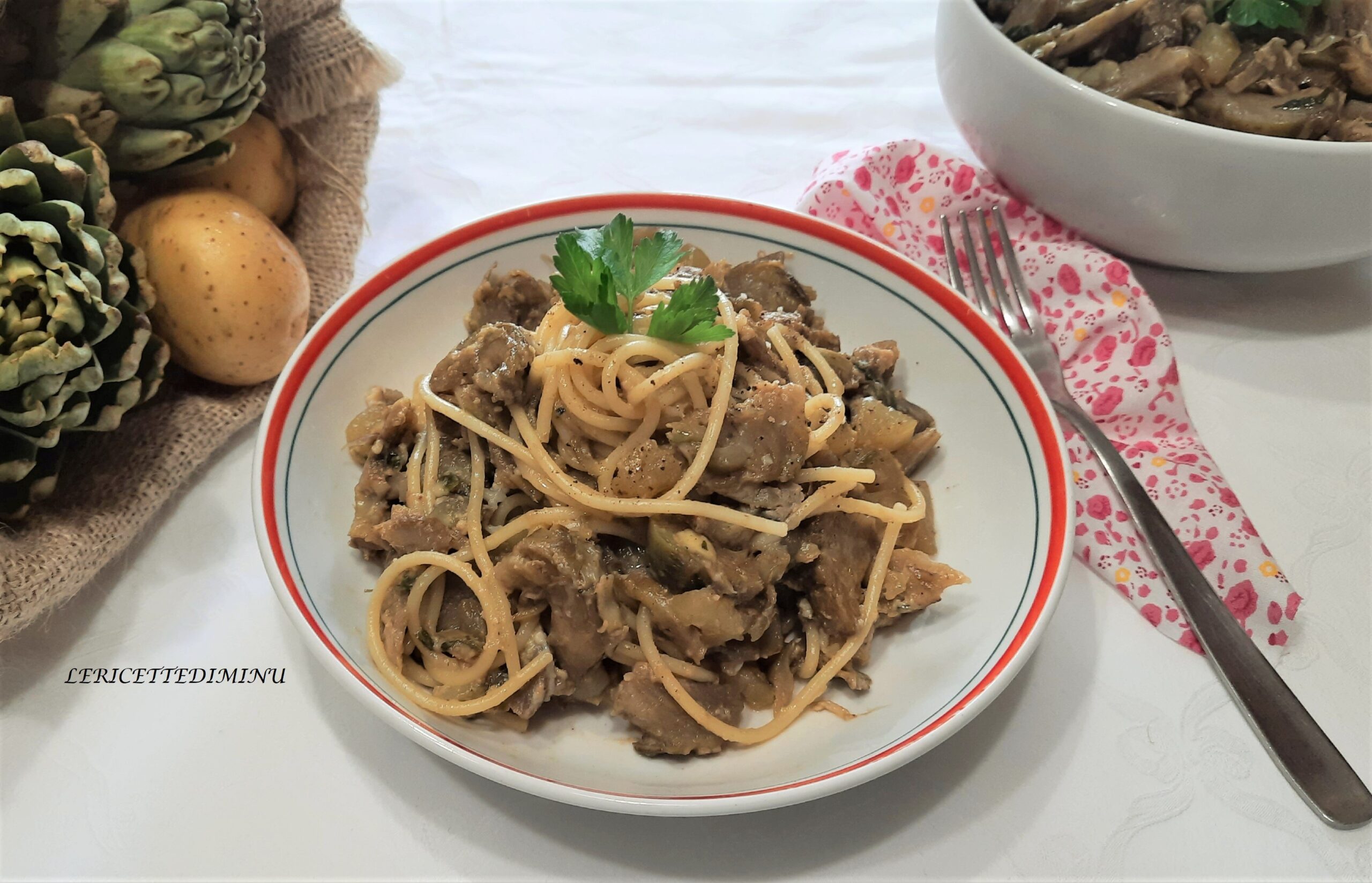 Pasta met artisjokken, aardappelen en eieren