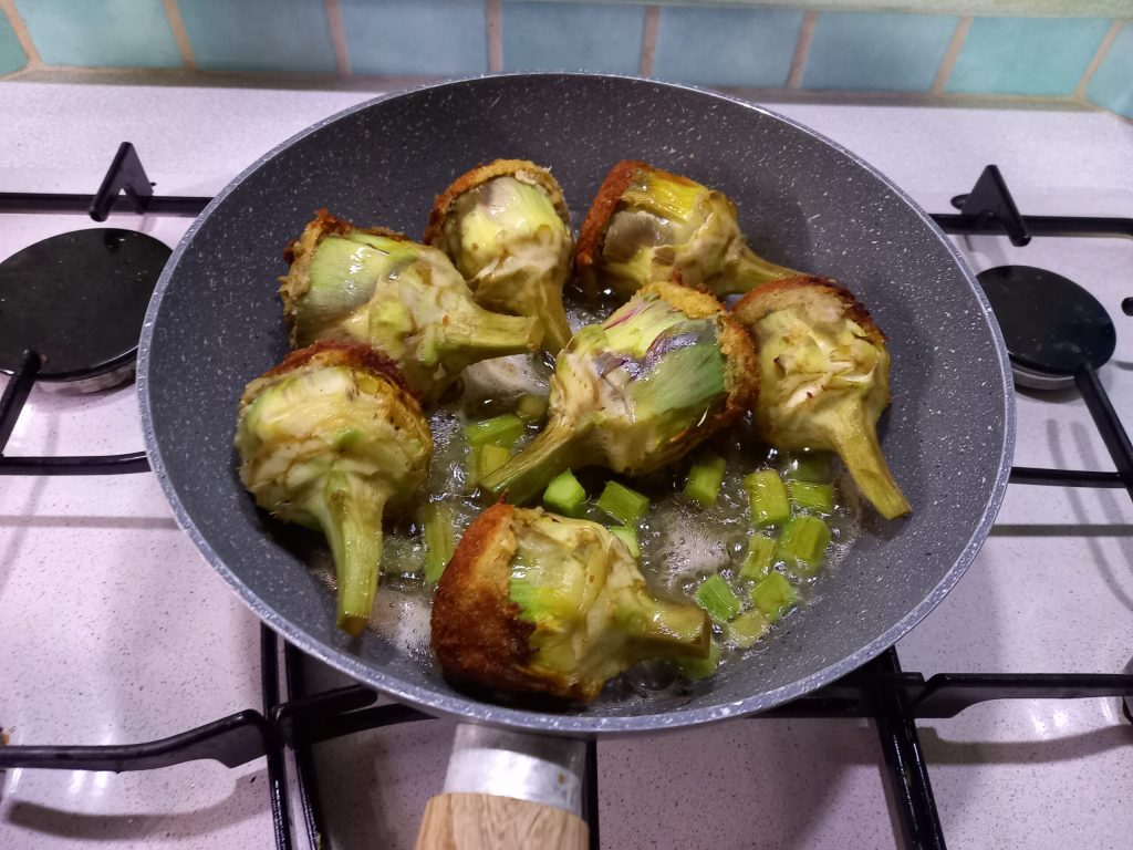 Gevulde artisjokharten in tomatensaus