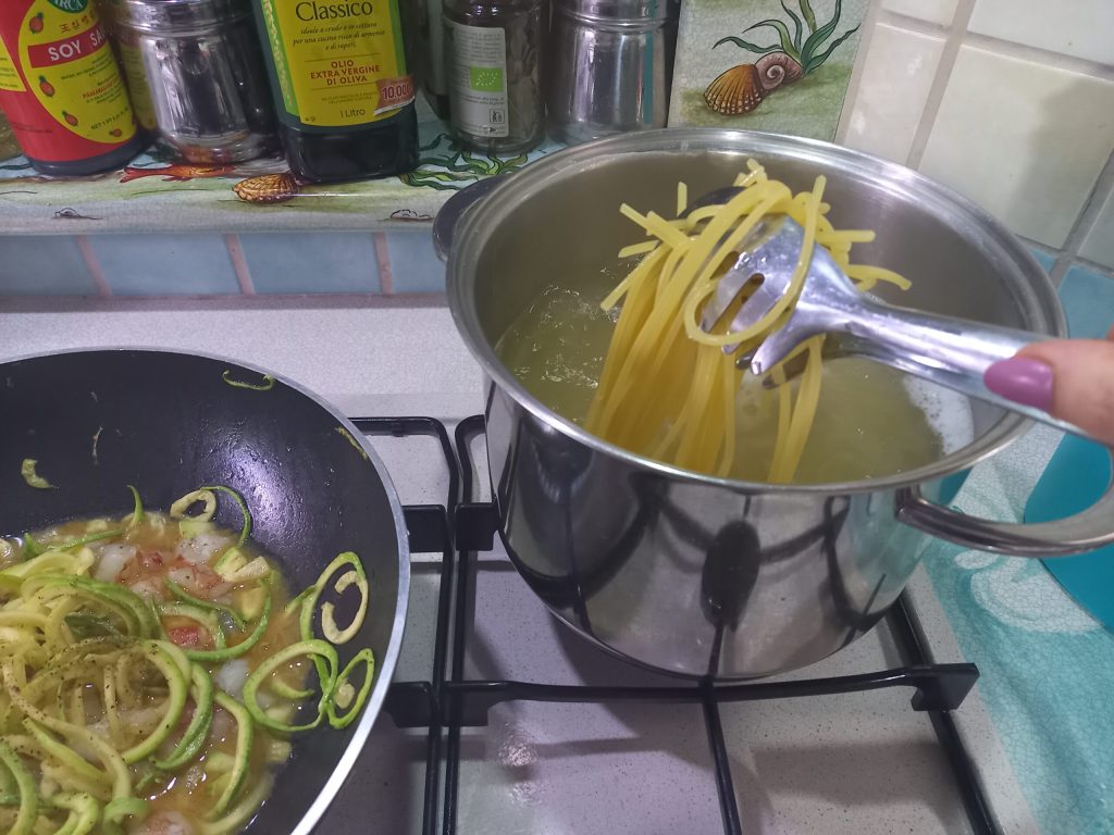 Pasta met courgette, garnalen en bottarga