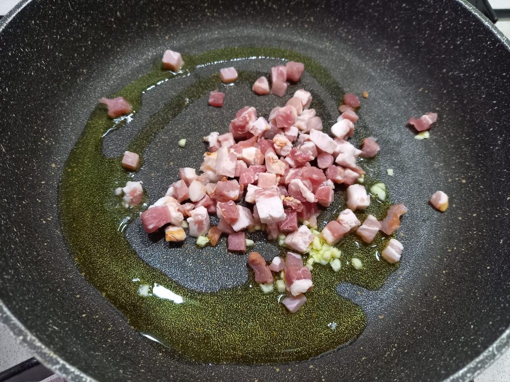 Pasta met aardappelen, provola en spek