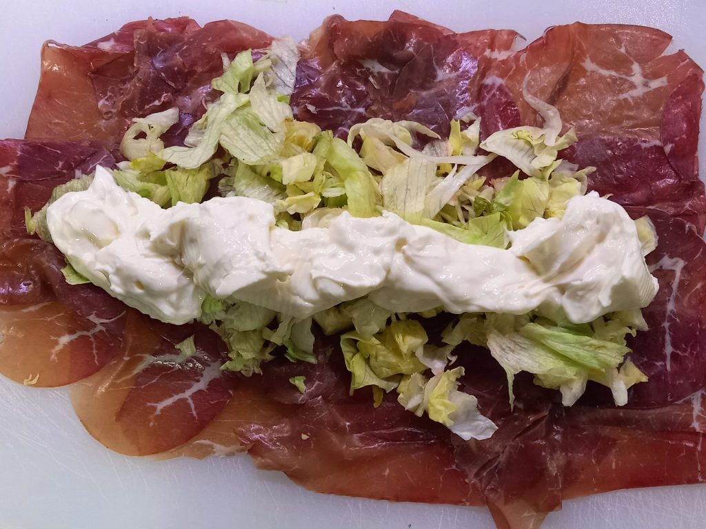 Rolletjes van bresaola, stracchino en groenten