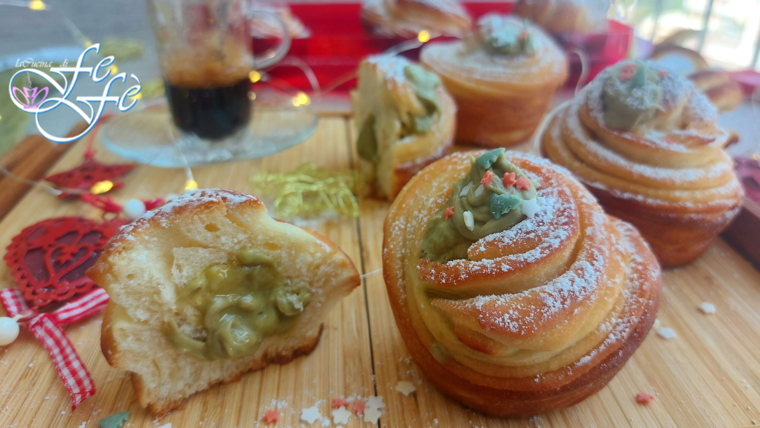 GEVULDE KERST-CRUFFIN MET PISTACHE