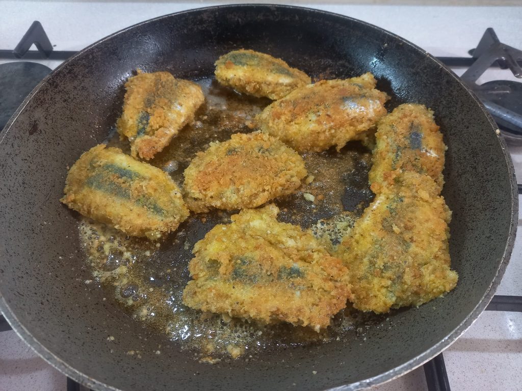 Sarde a beccafico in saus met doperwten