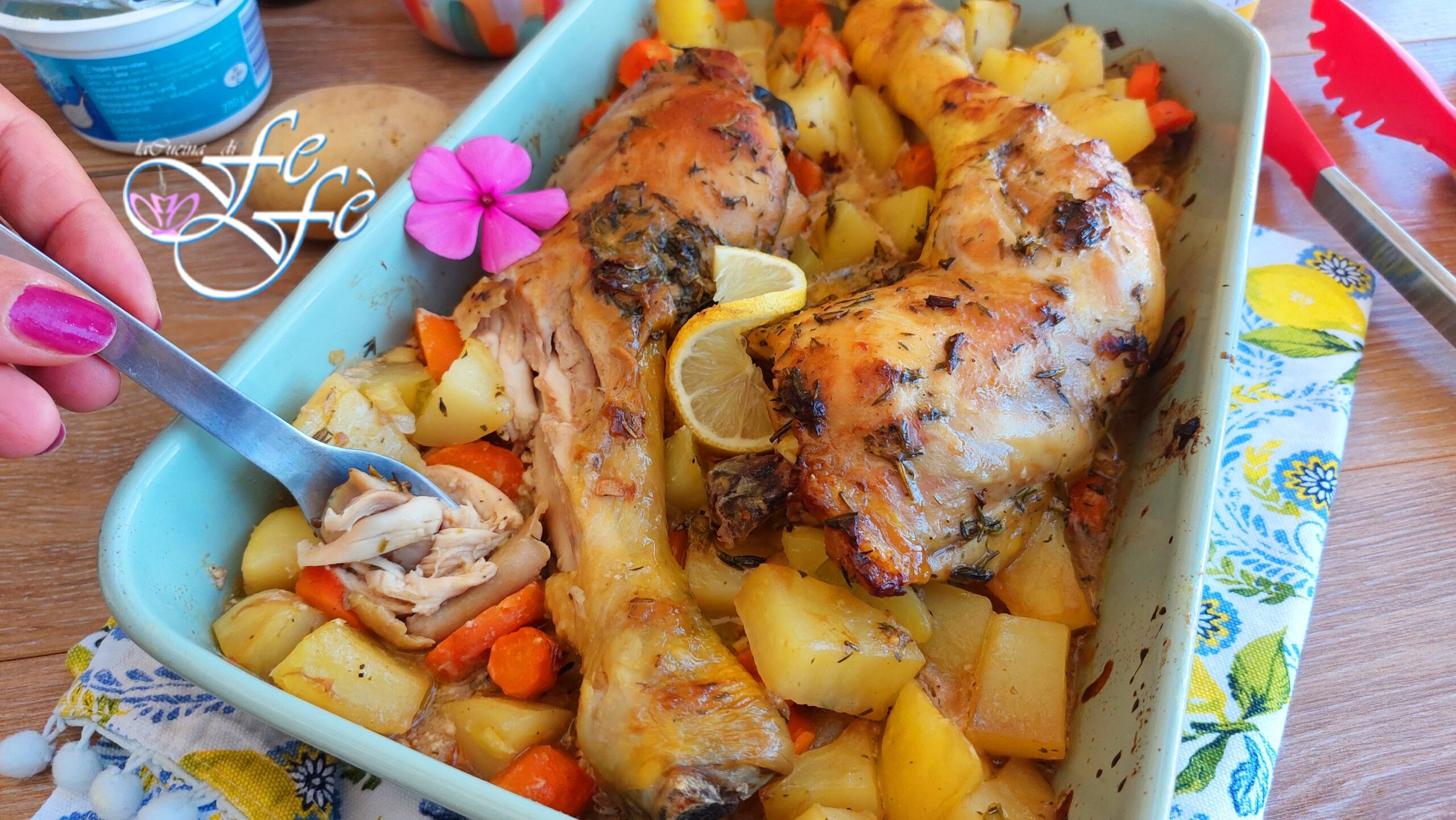 GEBAKKEN KIP MET AARDAPPELEN EN WORTELS IN YOGHURT- EN HONINGSAUS