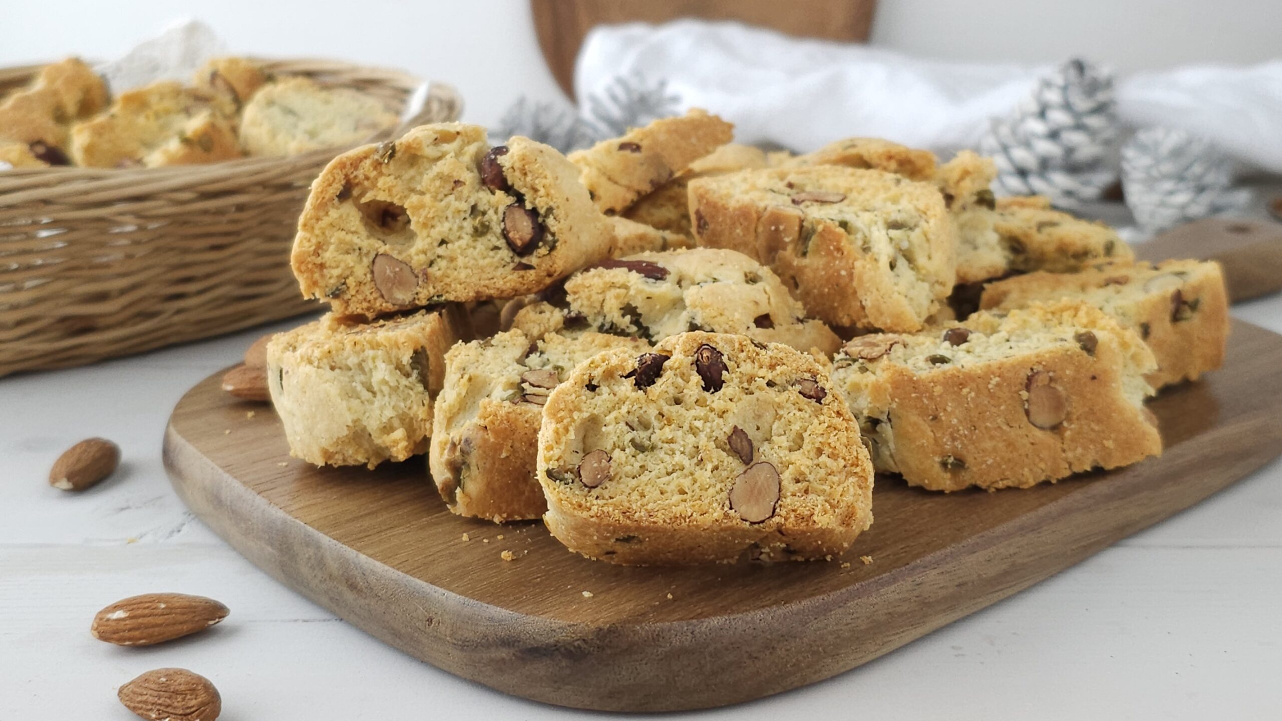 Hartige cantucci met olijven, kappertjes en amandelen