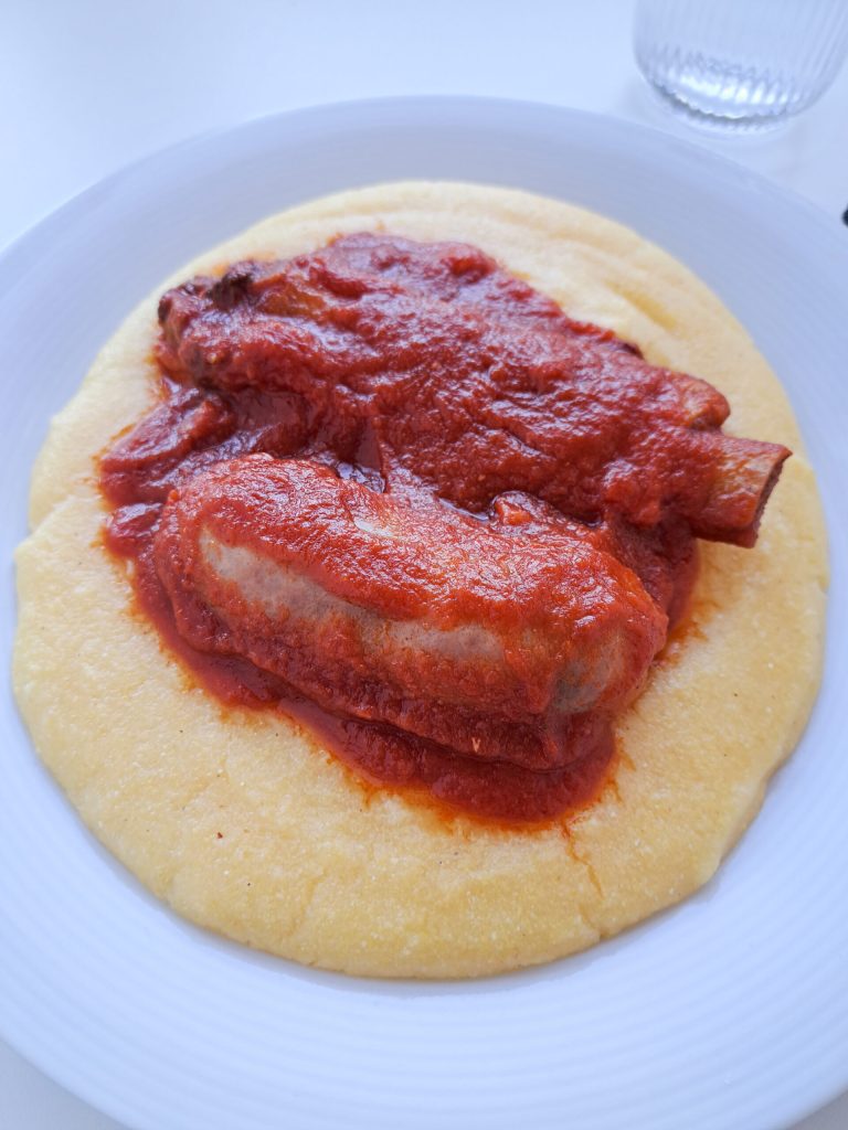 Saus van ribstukjes en worstjes