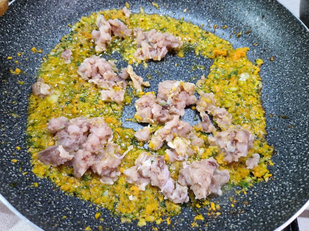 Zwaardvisballetjes in saus