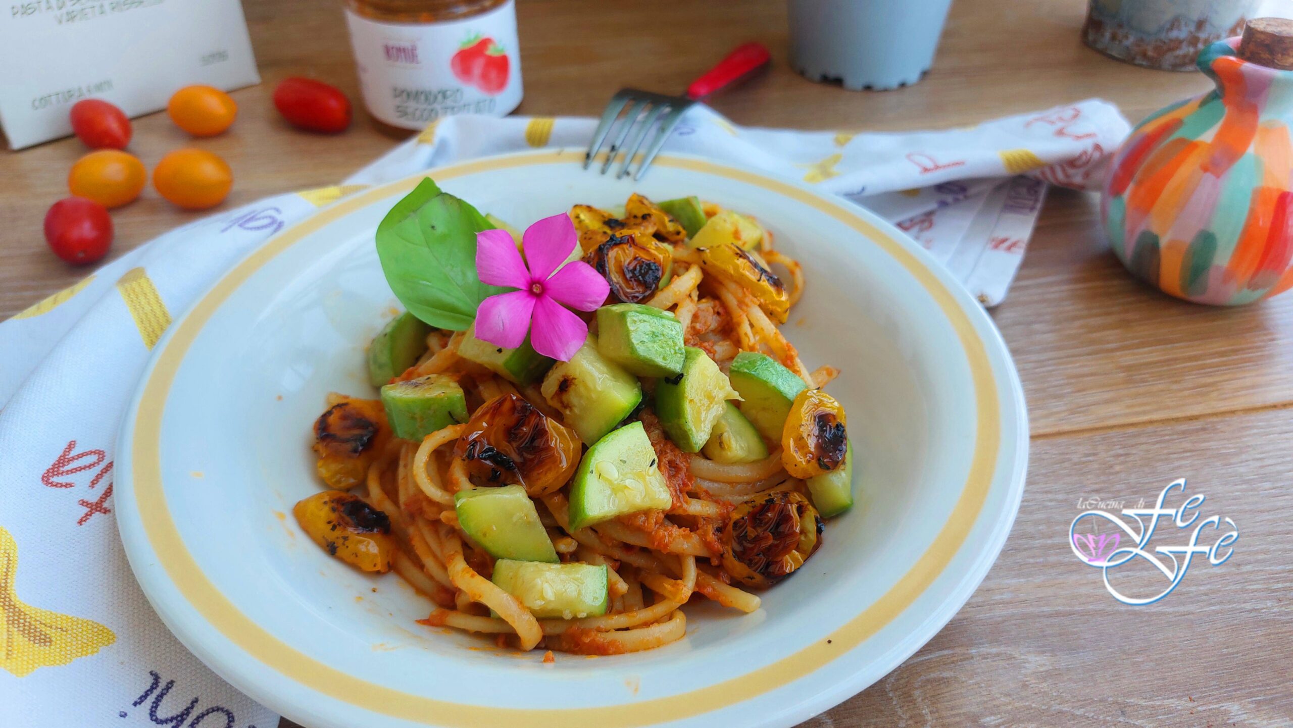 LINGUINE MET FIJNGEHAKT GEDROOGDE TOMAAT MET GEBAKKEN DATTERINI EN KROKANTE COURGETTES