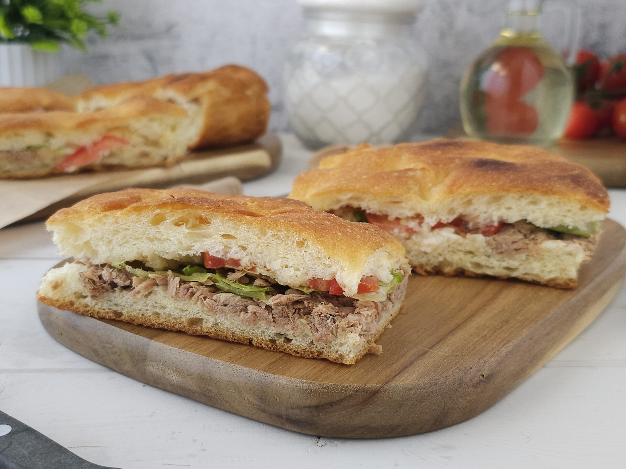 Witte focaccia gevuld met tonijn en salade