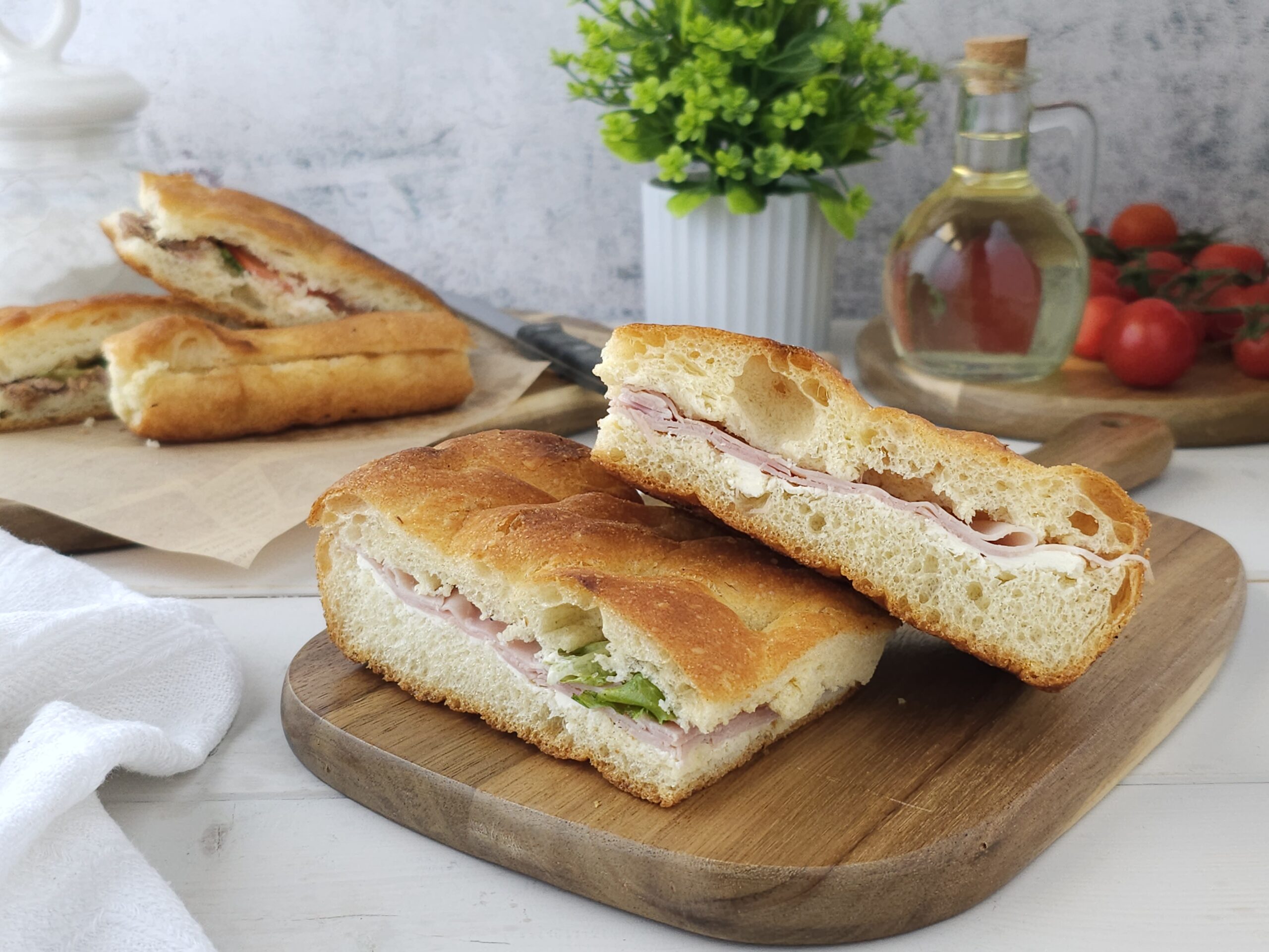 Witte focaccia gevuld met gekookte ham en mozzarella