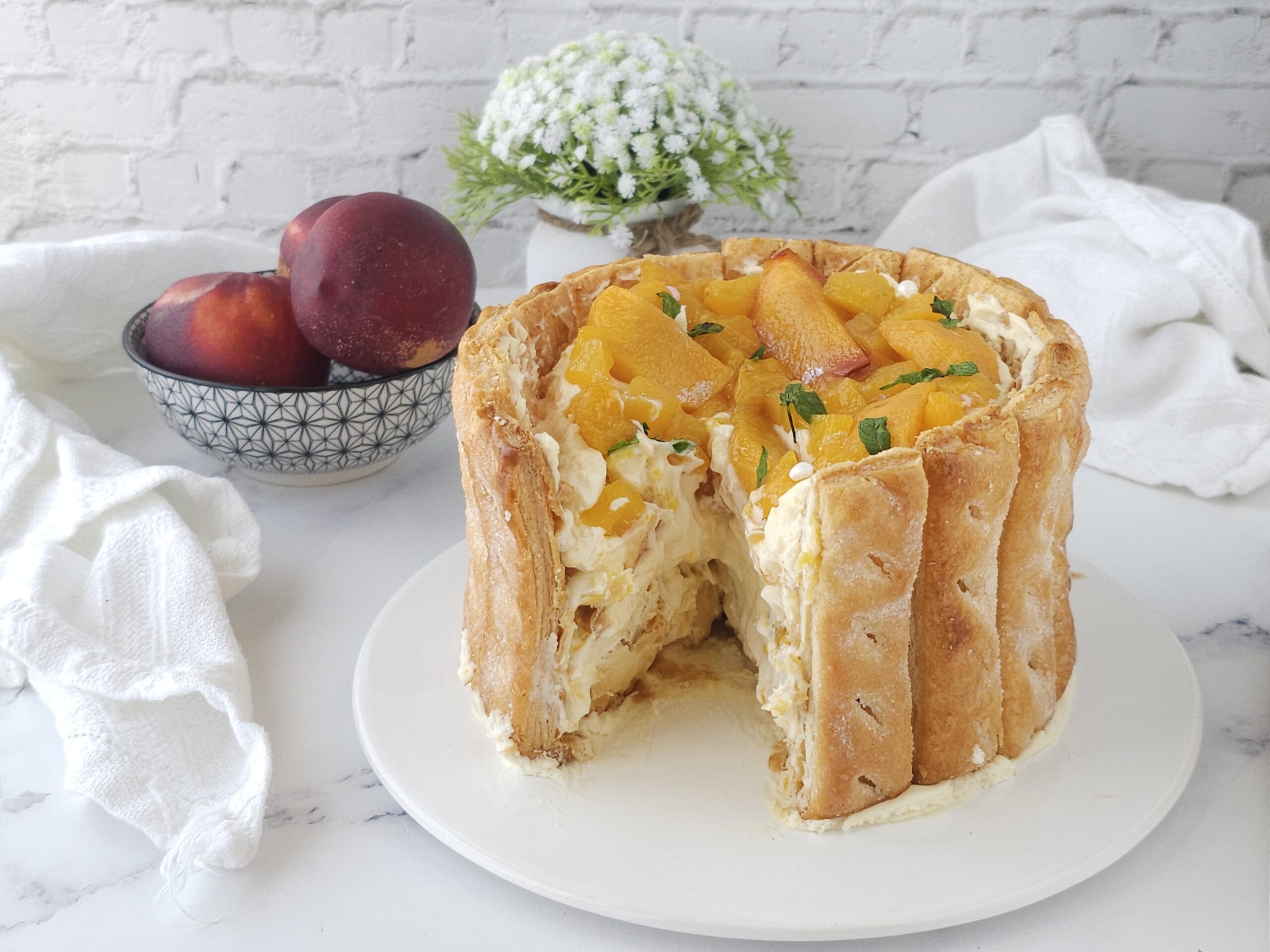 Bladerdeeg Charlotte Taart met Banketbakkersroom, Mascarpone en Perziken