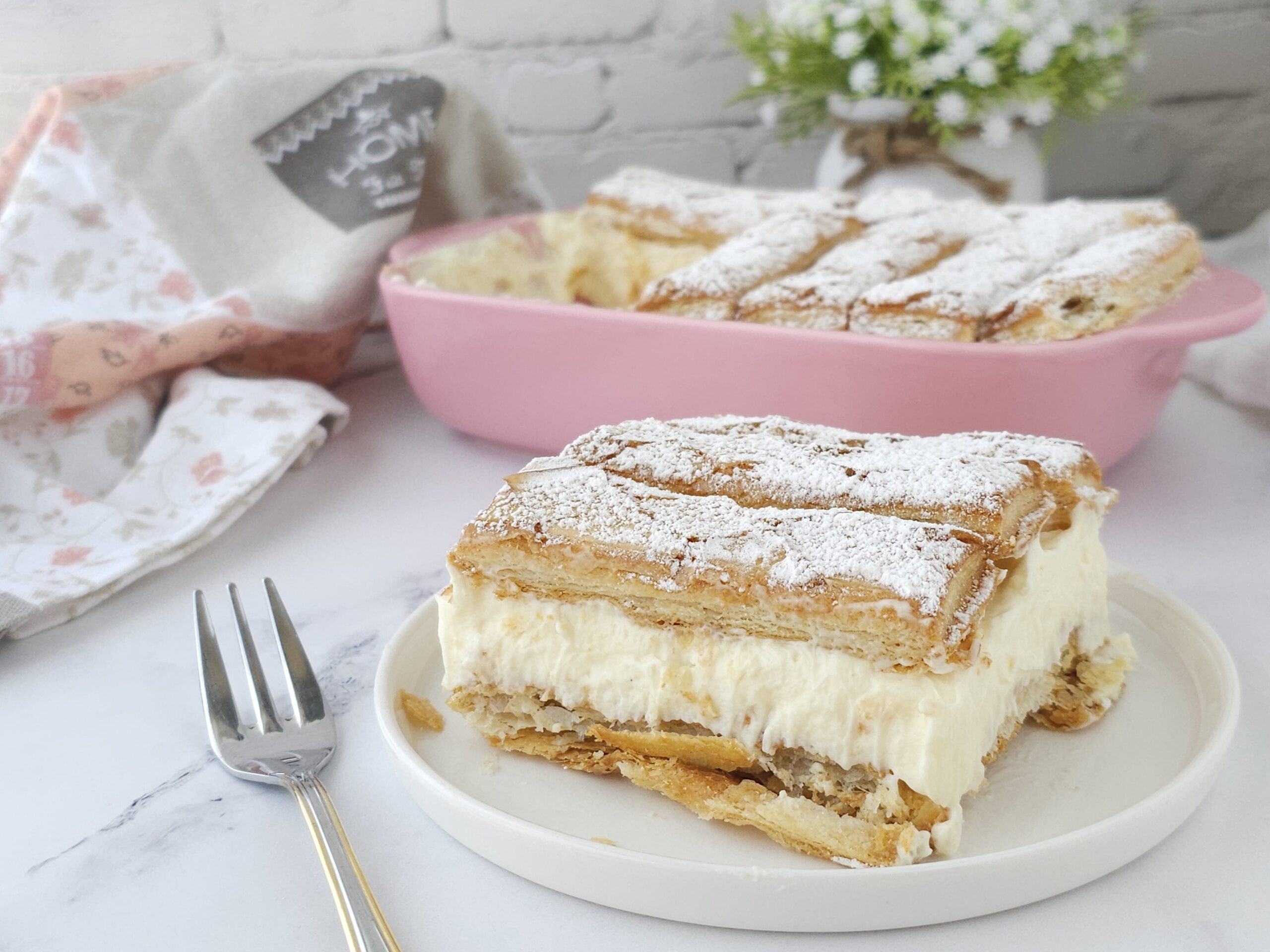 Millefeuille met bladerdeeggebakjes en banketbakkersroom met mascarpone