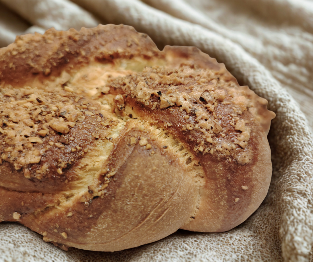 Gevlochten hart van chocolade met hazelnootglazuur