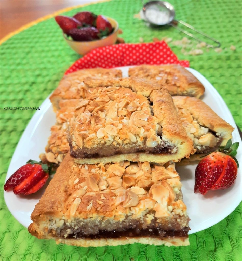 Taart met frangipanecrème en aardbeienjam