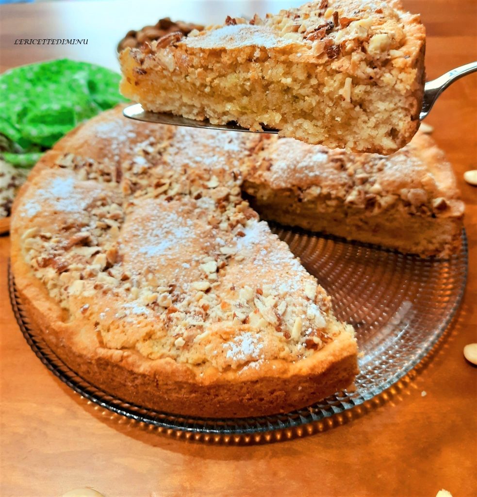 Crostata con frolla e ripieno alle mandorle