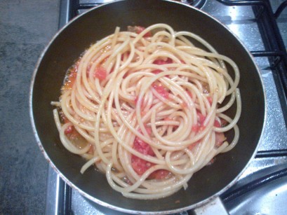 spaghetti gebakken in de pan