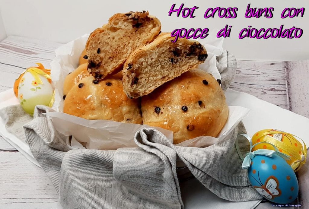 Hot cross buns met chocoladestukjes