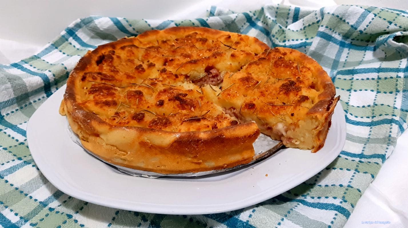 Kruimeltaart met aardappelen en worst