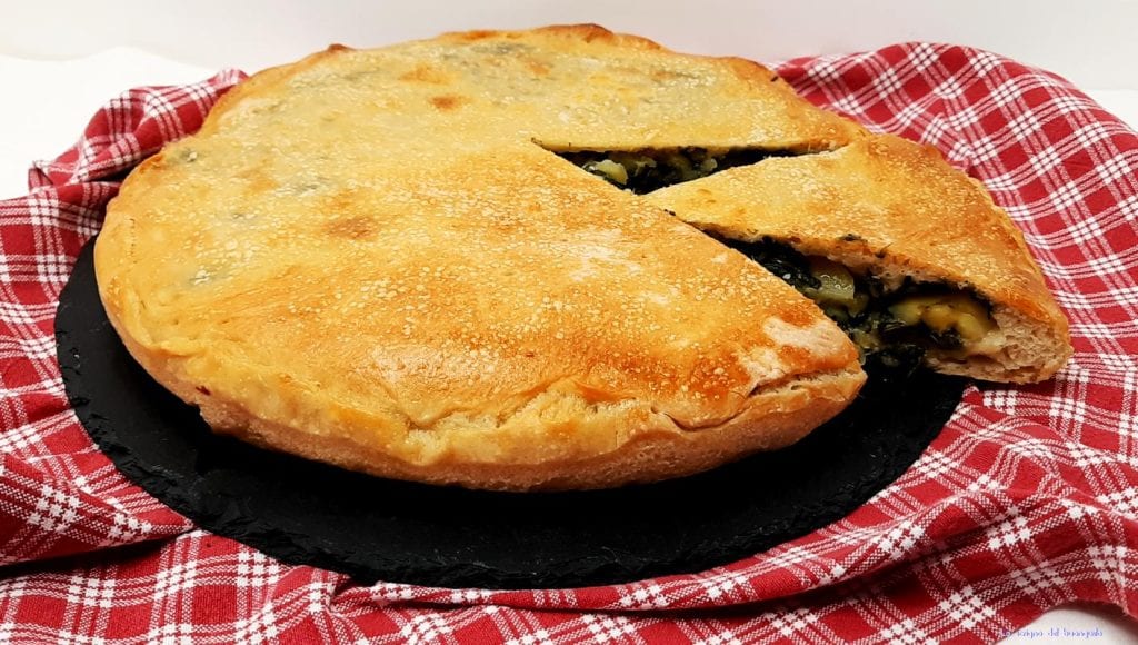 Gevulde pizza met snijbiet en aardappelen