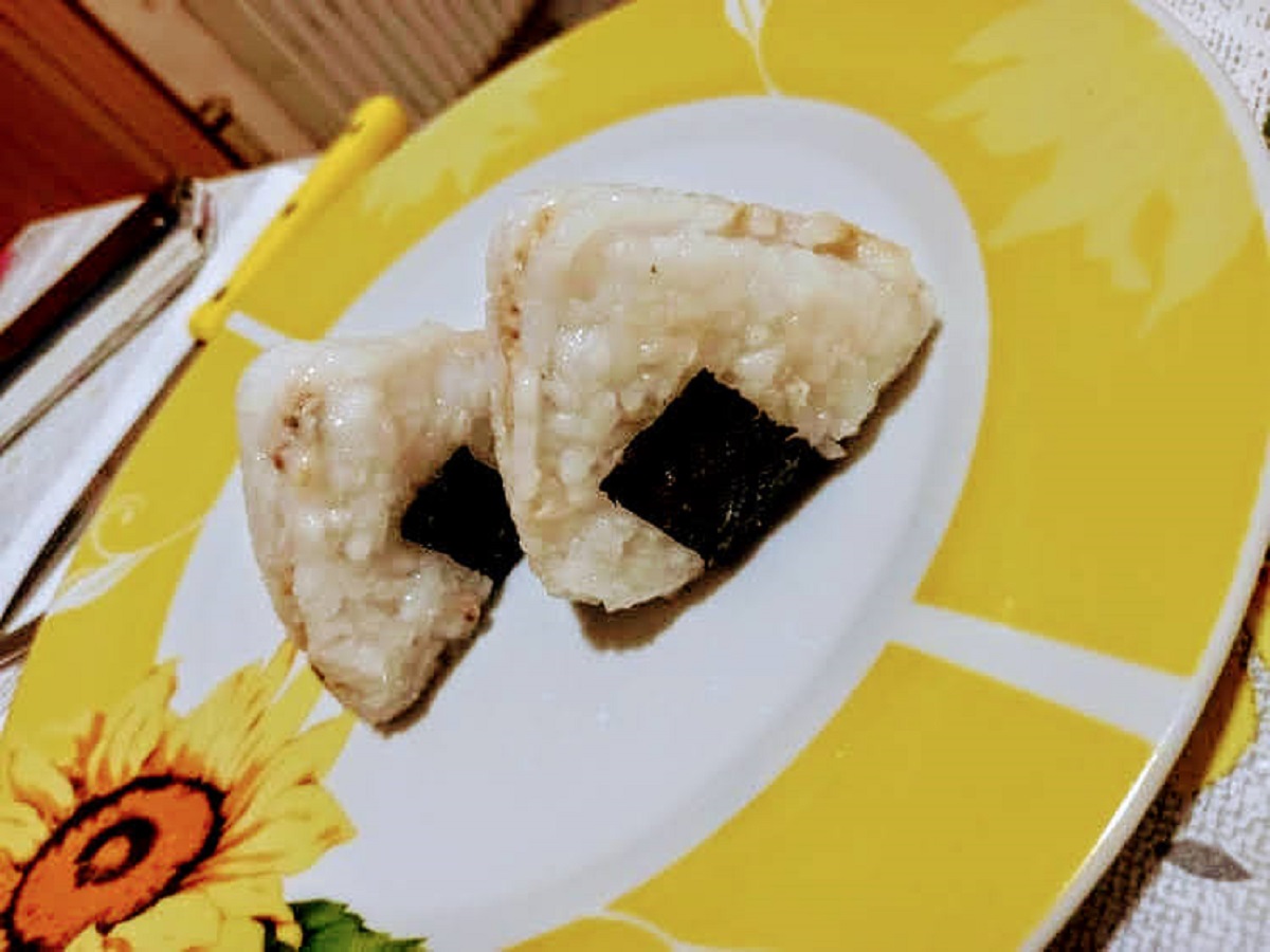 Japanse rijstballen onigiri met vis en nori zeewier