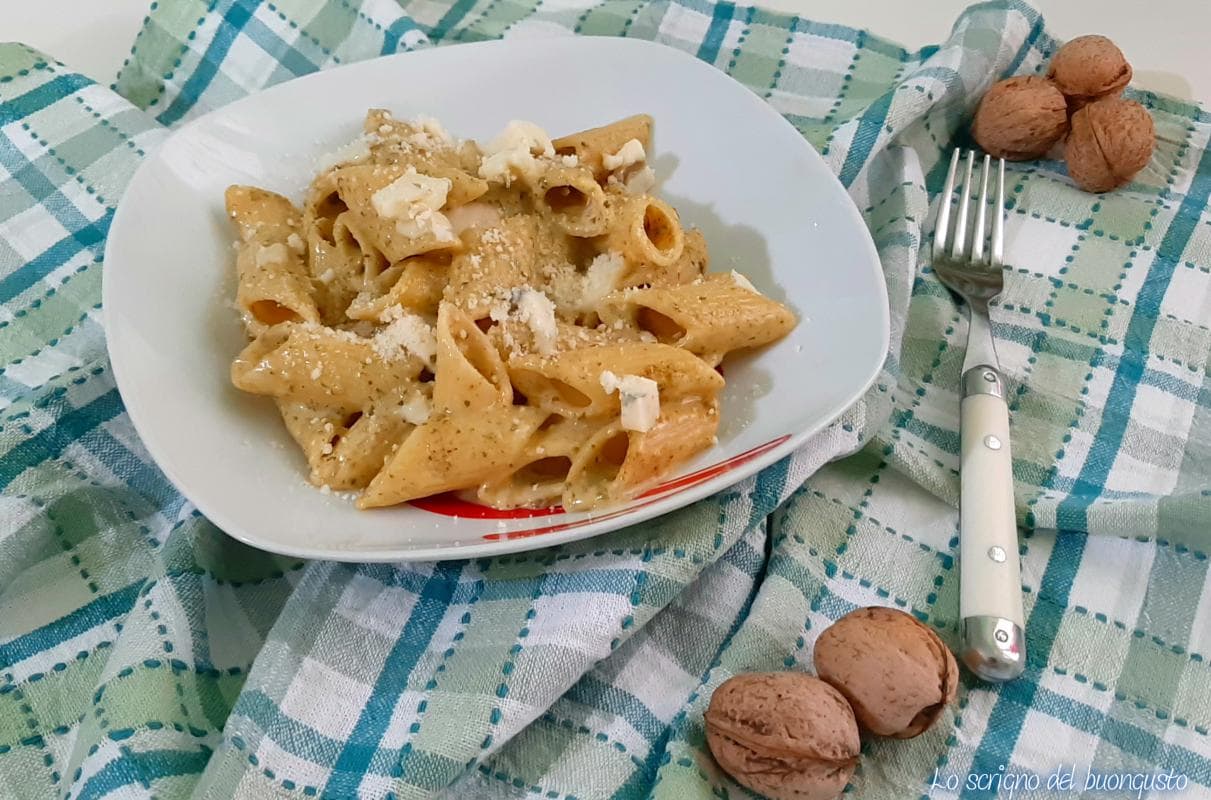 Pasta pesto van walnoten en gorgonzola