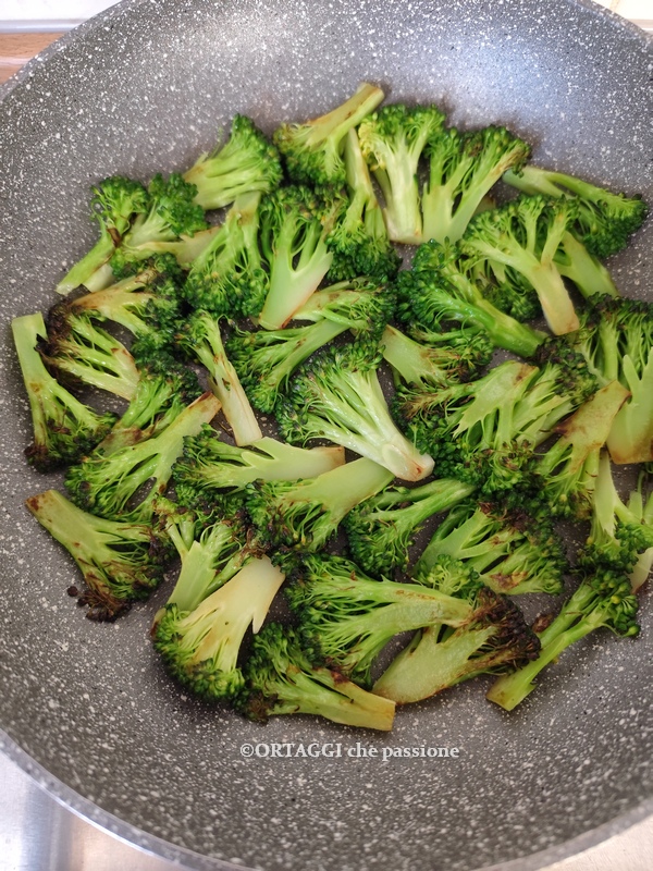 gegrilde broccoli in de anti-aanbakpan