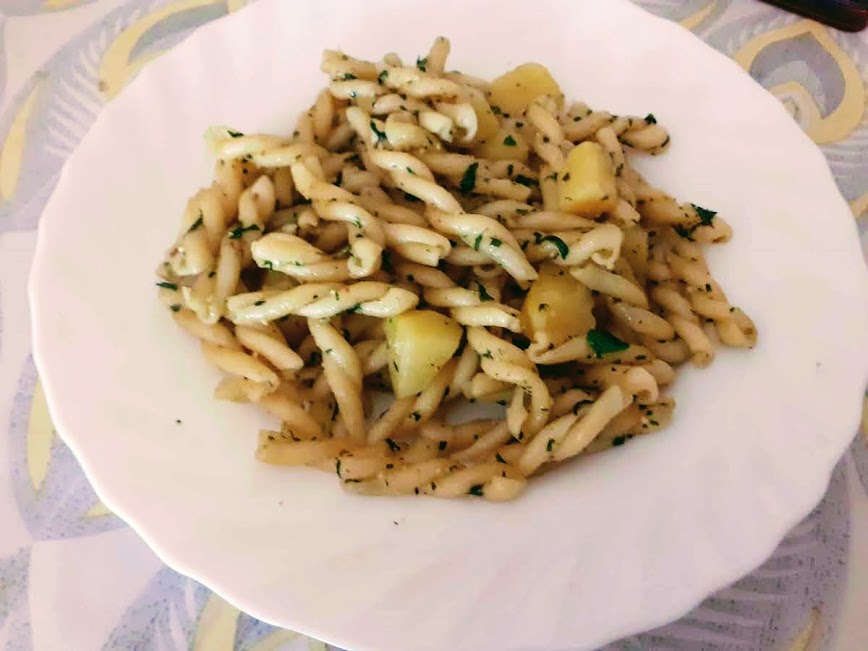 Pasta met pesto alla genovese en aardappelen