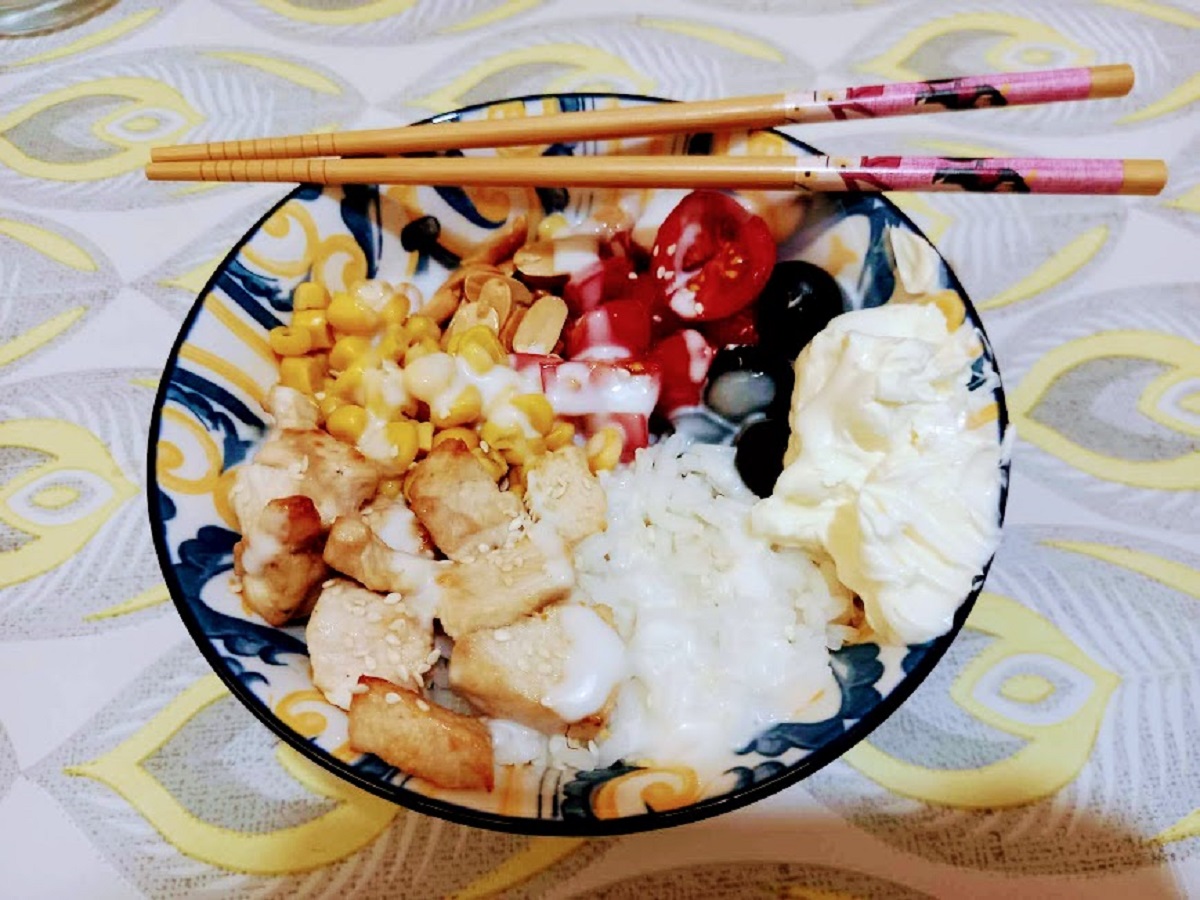 Poke bowl rijst en stukjes kip zelfgemaakt