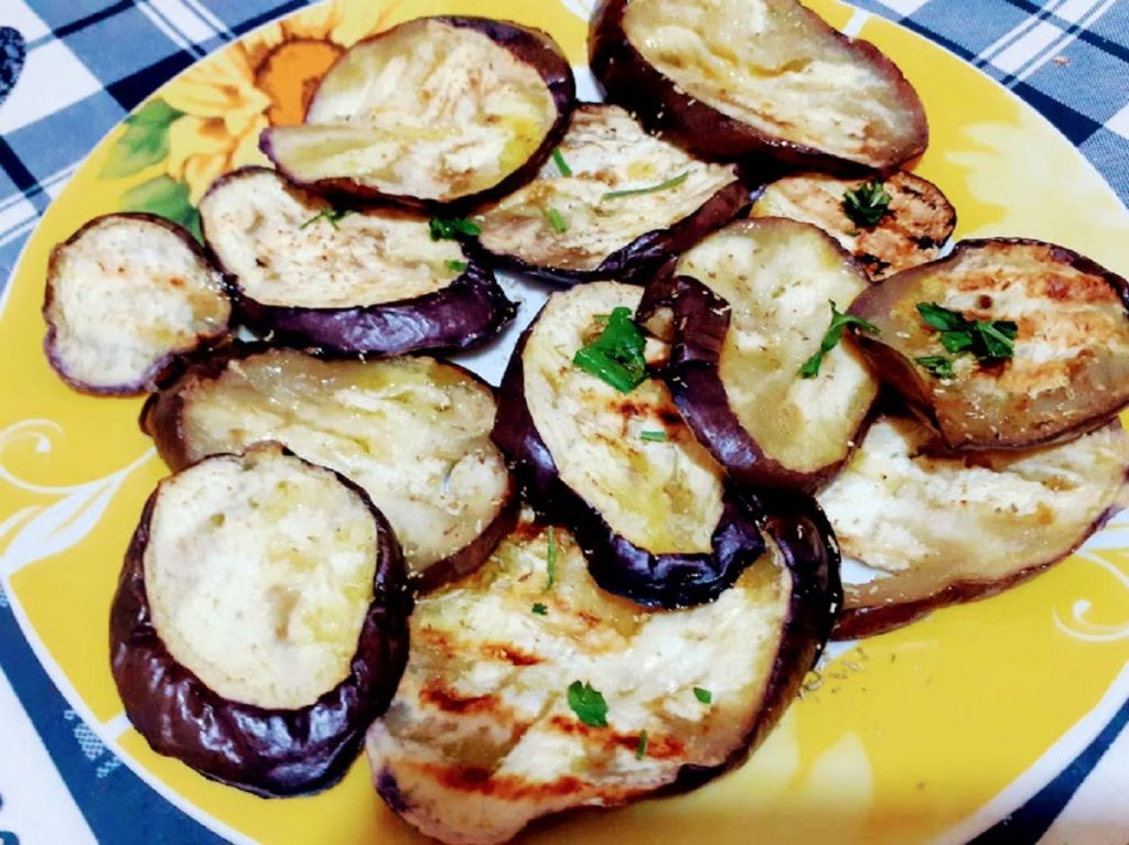 Gegrilde aubergines op de elektrische grill zonder azijn