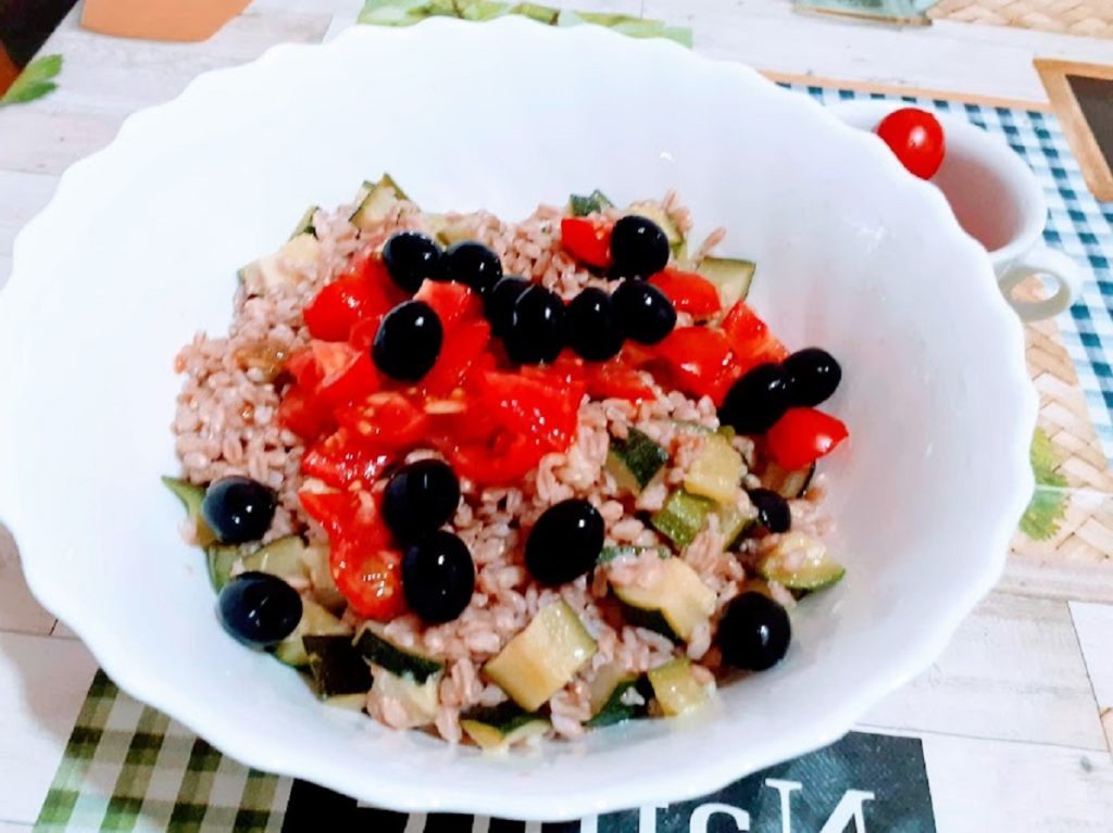 Koude farro met courgettes en biologische cherrytomaatjes