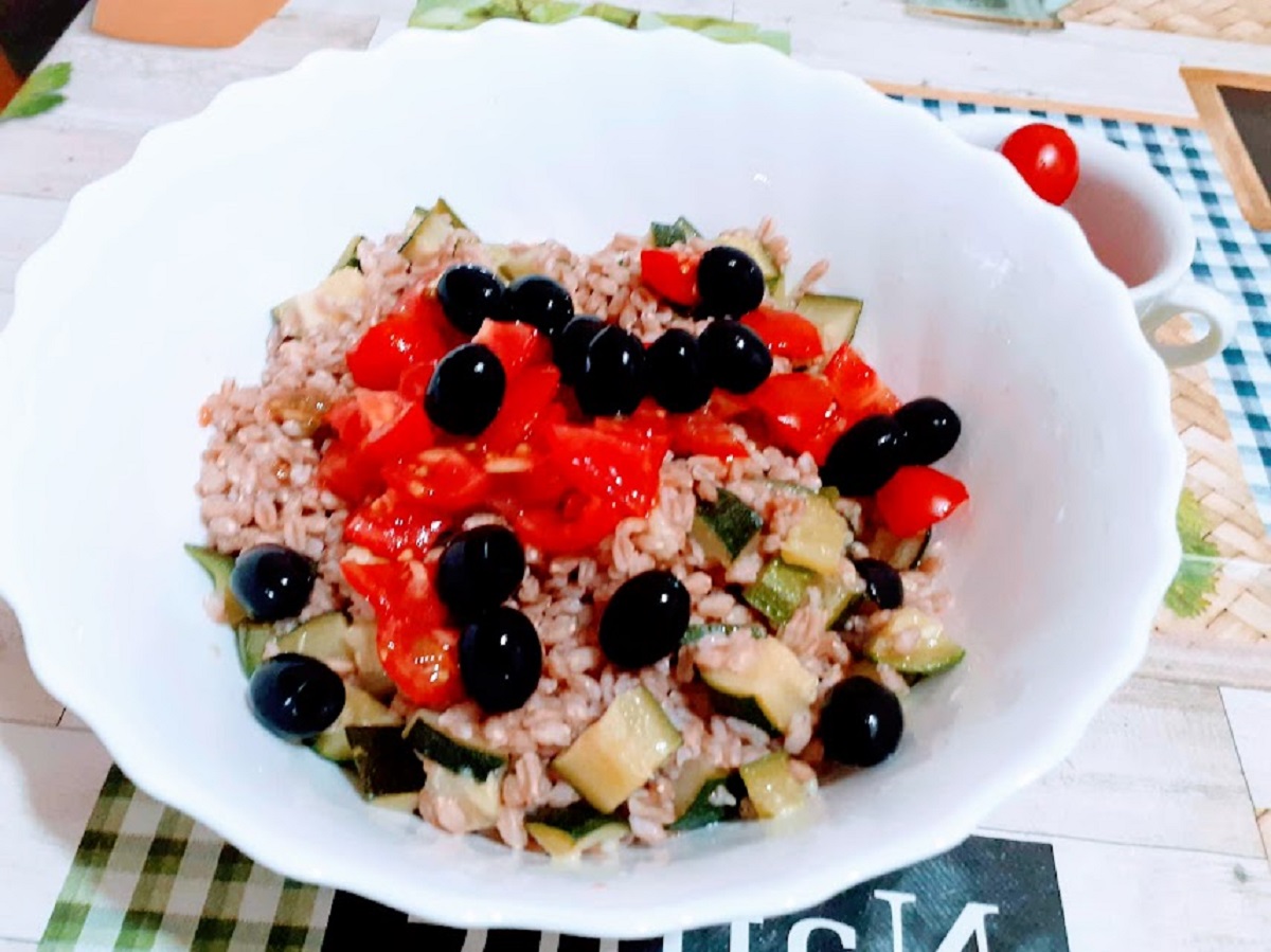 Koude farro met courgettes en biologische cherrytomaatjes