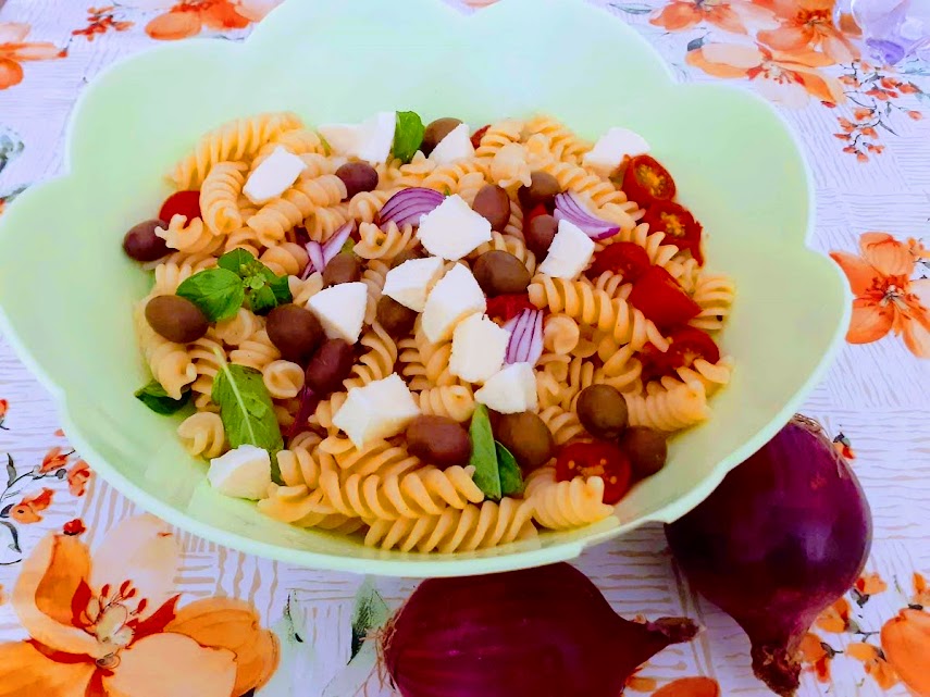 Koude pasta met cherrytomaatjes, mozzarella en Tropea-uien