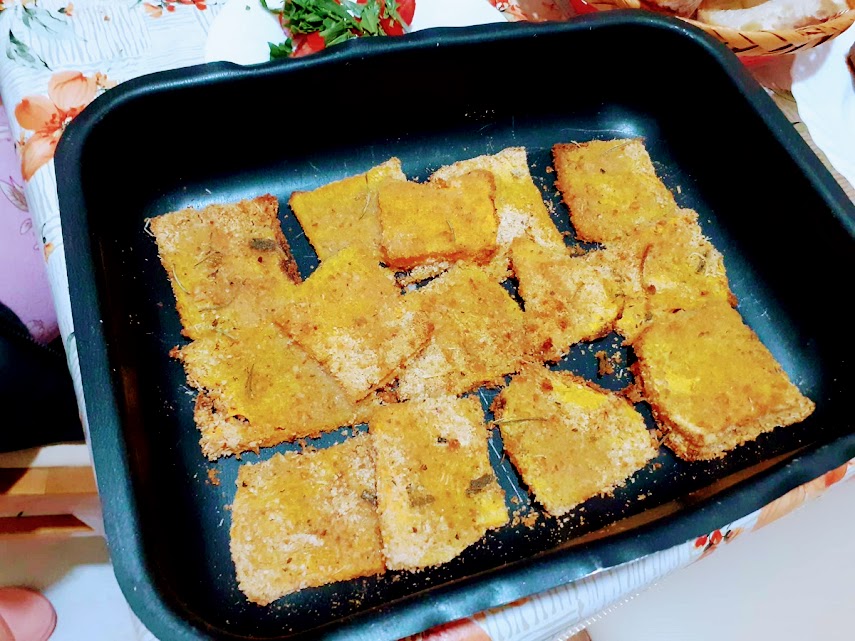 Licht gepaneerde pompoenkoteletten zonder eieren uit de oven