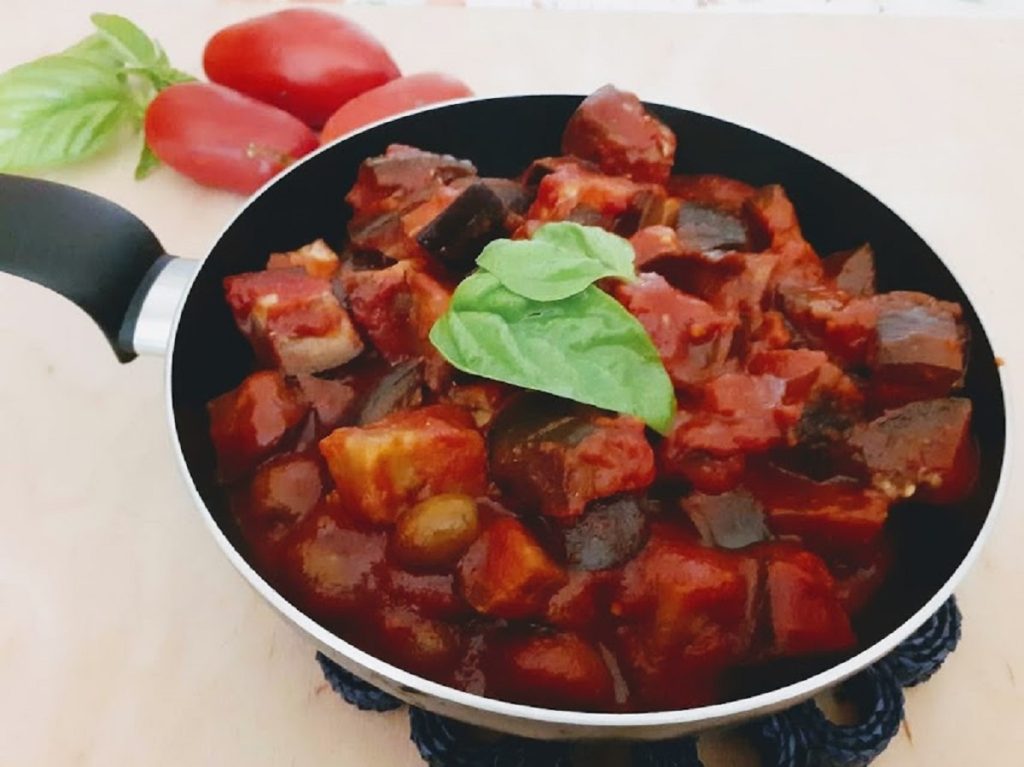 Auberginesaus met verse basilicum en Apulische olijven