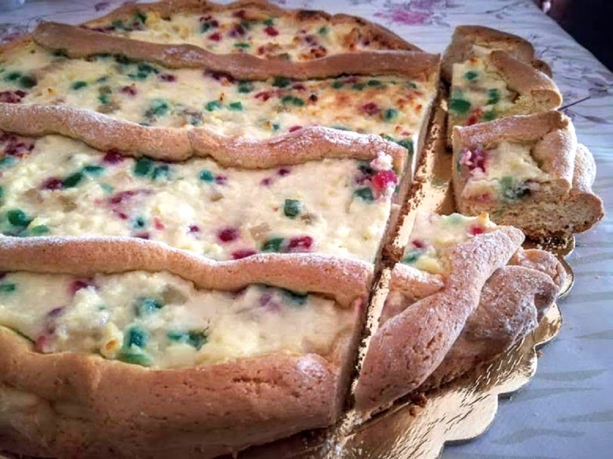 Taart met ricottacrème en gekonfijt fruit zoals een gemakkelijke pastiera