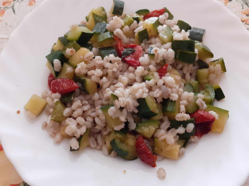 Gerst met courgettes en tomaten