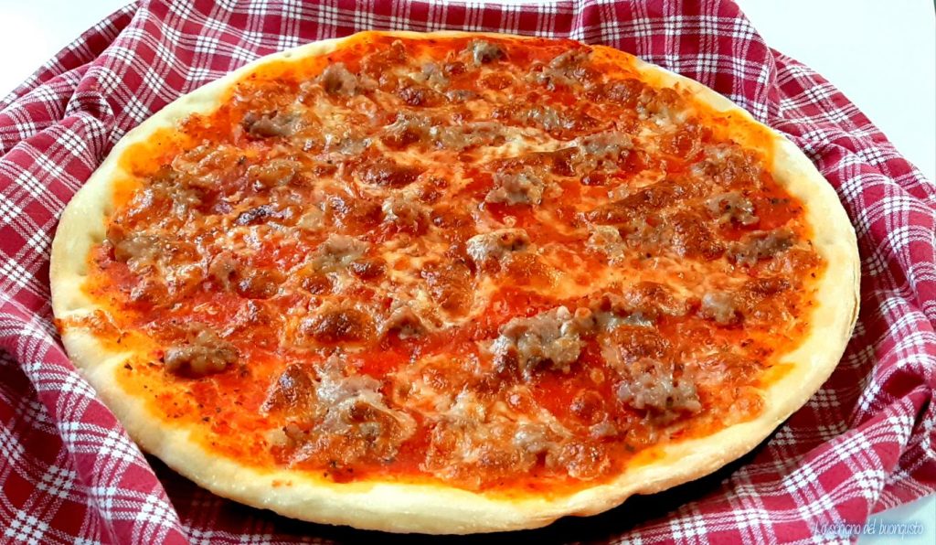 Rode pizza met worst